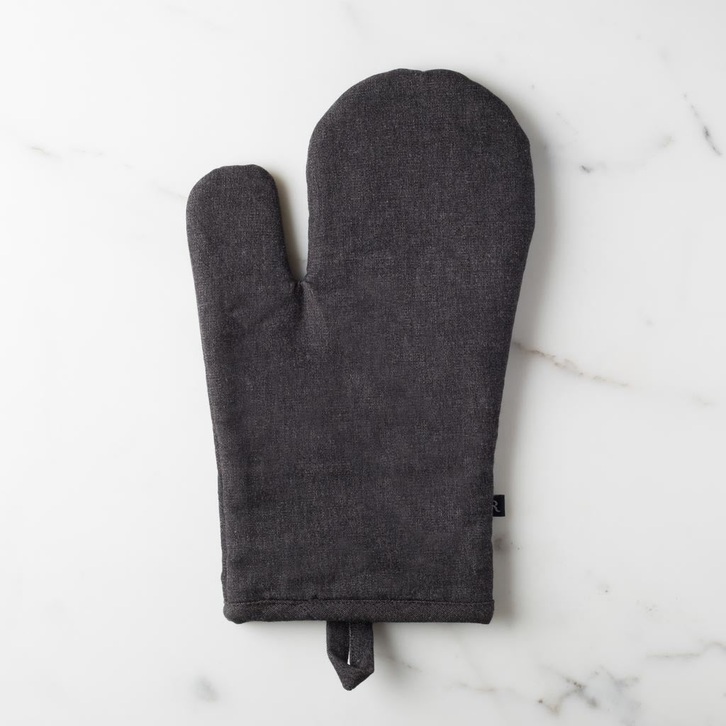 https://reluctanttrading.com/cdn/shop/products/Oven_Mitt_Cotton_Canvas_Charcoal_Black_Reluctant_Trading.jpg?v=1629326976