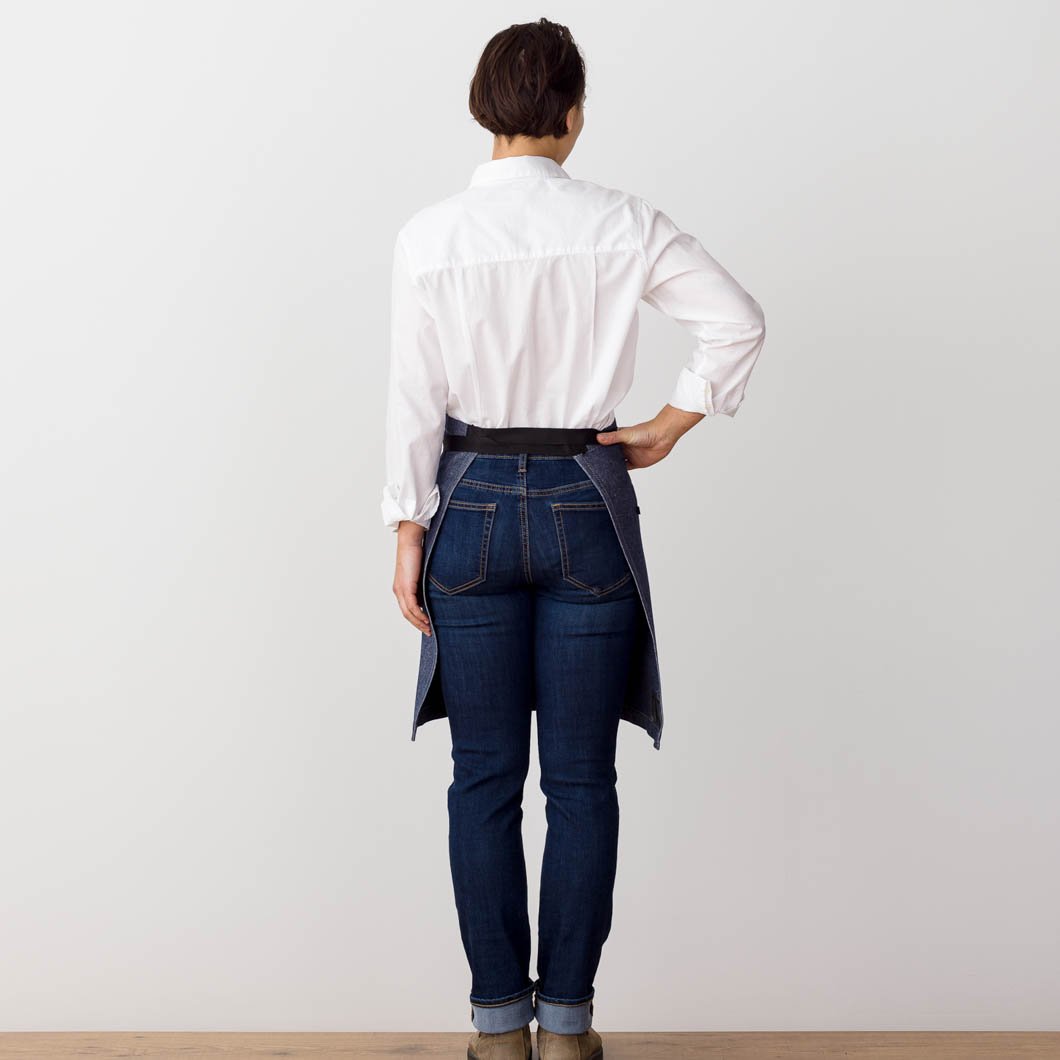 https://reluctanttrading.com/cdn/shop/products/bistro-apron-blue-denim-for-men-and-women-textiles-the-reluctant-trading-experiment-5.jpg?v=1578578582